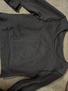Lululemon cropped Black Ribbed Long Sleeve Top